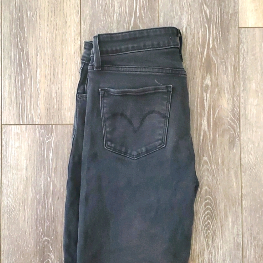 Levis mid rise jeans
